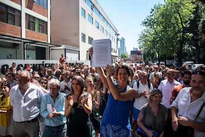Investigadores y becarios se reunieron en Palermo para entregar a las autoridades del Consejo Nacional de Investigaciones Científicas y Técnicas (Conicet) un petitorio respaldado por 12.000 firmas