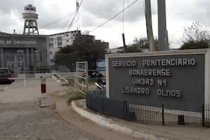 Un peligroso preso fingió que era un docente y se escapó de la cárcel de Olmos por la puerta principal