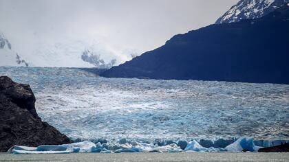 No fue un fenómeno esperado, como suele repetir cada algunos a?os el glaciar Perito Moreno. Aún no está claro el día exacto en el que el glaciar Grey desprendió la enorme mole de hielo; la información trascendió a partir de la viralización de fotos tomadas por los guardaparques