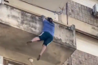 Un hombre de 31 años quedó colgado del balcón de un cuarto piso en Rosario y cayó al suelo