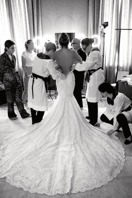 “Investigué
fotos de novias en la
década de 1950. Quería
recordar el pasado y
vi a Sophia Loren y sus
manos estaban así –en
posición de oración– y
llevaba un vestido de
encaje alto hasta el
cuello, y dije: ‘Eso es. Ese
es el vestido’”, dijo la
novia en una entrevista
exclusiva que dio a la
revista Vogue.