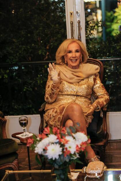 Invitada especial, Mirtha Legrand no quiso perderse la celebración y se acercó hasta la residencia del embajador de Uruguay