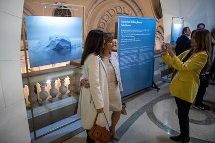 Invitadas, junto a la obra de Paola Marzotta