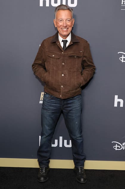 ¡Invitado de honor! Bruce Springsteen, de 75 años, en el estreno del documental sobre su vida. El film, dirigido por Thom Zimny y narrado por la propia estrella de rock, captura conversaciones y el vínculo de la banda mientras Springsteen habla de la edad, el presente y la mortalidad