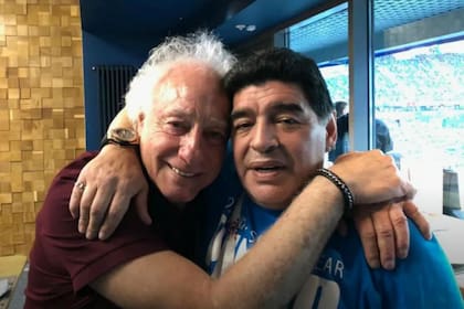 Guillermo Coppola junto a Diego Maradona