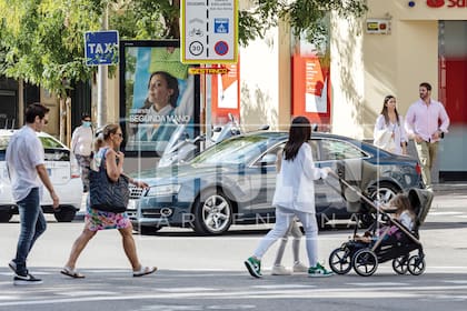 Invitado para participar en la ceremonia de los Premio Platino (se entregaron el domingo 3), Benjamín aterrizó en el aeropuerto de Barajas el jueves 30 y, tras instalarse en el hotel Westin Palace, llevó a sus herederos al Parque del Retiro.