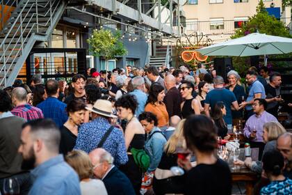 Invitados al brindis del Museo Moderno. Artistas, diseñadores, empresarios y mecenas del Museo se reunieron en el patio del lugar.