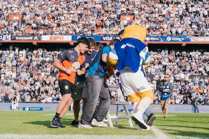 Invitados de distintos clubes nacionales aprovecharon el entretetiempo compitiendo en el “juego de la silla” organizado por Banco Macro.