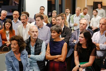 Invitados escuchando las palabras Guibert Englebienne