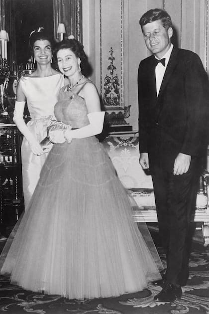 Invitados por Isabel II y el duque de Edimburgo, el entonces presidente de Estados Unidos John F. Kennedy y su mujer Jackie comparten una sonrisa con la Reina después de cenar en el palacio de Buckingham, el 5 de junio de 1961.
