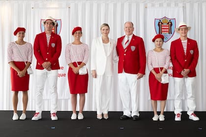 Involucrados en el espíritu olímpico, los principes participaron de la presentación del uniforme oficial que lució el equipo monegasco en París 2024