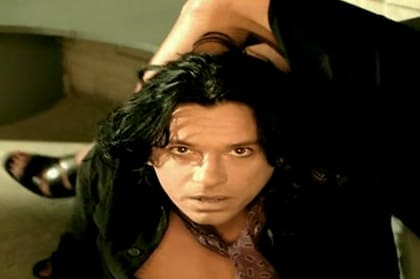 Michael Hutchence, en el video de "Elegantly Wasted"