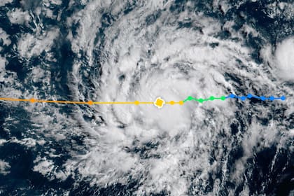 Iona se traslada hacia el oeste a cerca de 10 mph (17 km/h)