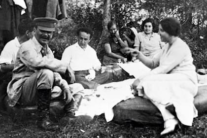 Iosif Stalin (a la izquierda) durante un pic nic en una de sus dachas
