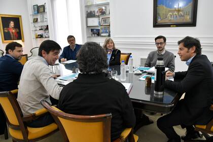 Iparraguirre le habla a Kicillof, entre varios funcionarios provinciales, en la reunión del miércoles
