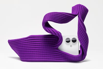 iPhone Pocket es un estuche para llevar el smartphone de Apple diseñado por el estudio de Issey Miyake