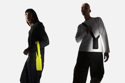 iPhone Pocket es un estuche para llevar el smartphone de Apple diseñado por el estudio de Issey Miyake