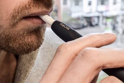 IQOS, el producto estrella de la multinacional, es un dispositivo electrónico del tamaño de una birome que calienta el tabaco sin quemarlo, reduciendo en un 95% los daños para la salud, según la empresa
