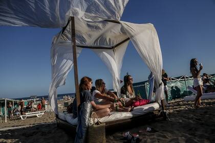 Ir a la playa con lo puesto y comprar para consumir en el balneario es rutina en Pinamar