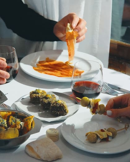 Ir de tapas es uno de los grandes distintivos de la cultura gastronómica en España (Foto/Instagram: @calderatapas)