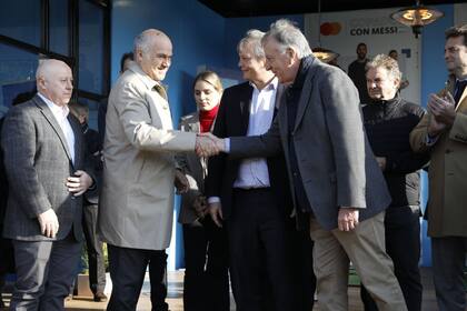 Iraeta saluda a Tillard en la inauguracin del stand en la Rural