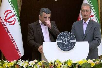 Iraj Harirchi, viceministro de Salud de Irán, dio una conferencia de prensa en la que mostró síntomas de la enfermedad el 25 de febrero pasado; un día después, se confirmó que estaba contagiado por coronavirus