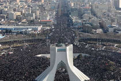 Masiva concurrencia al funeral del general iraní Soleimani en 2020 en Teherán