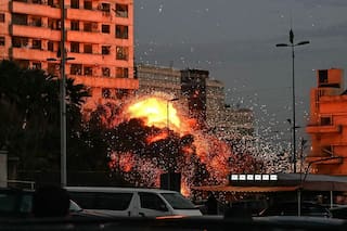 Qué son, cómo funcionan y por qué están prohibidas las bombas racimo con las que Irán atacó un edificio