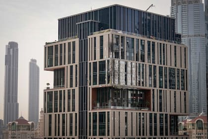 Irán continúa con ataques a sus países vecinos y los drones impactaron en Dubai
(AP/Altaf Qadri)