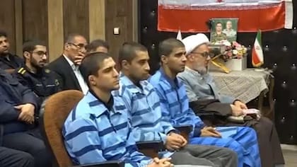 Irán ejecuta a tres jóvenes por las protestas de enero: Saleh Mohammadi, Mehdi Qasemi y Saeed Davoudi