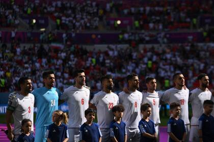 El equipo iraní coantó esta vez el himno antes de enfrentarse a Gales en el estadio Ahmed Bin Ali  (NICOLAS TUCAT / AFP)