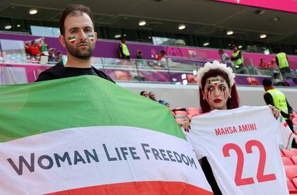 Algunos ciudadanos iraníes progubernamentales realizaron cántcos cntra quienes llevaban banderas contra quienes defienden los derechos de las mujeres (Giuseppe CACACE / AFP)