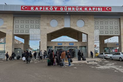 Iraníes esperan tras cruzar el puesto fronterizo Kapikoy entre Turquía e Irán, el sábado pasado