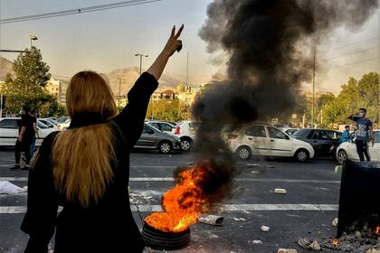 Iraníes protestan por la muerte de Mahsa Amini, una mujer de 22 años, luego de que fuera detenida por la policía, en Teherán, el 1 de octubre de 2022