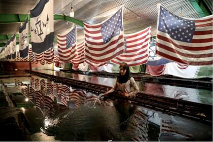 Iraníes queman banderas estadounidense durante una manifestación contra los "crímenes" estadounidenses en Teherán