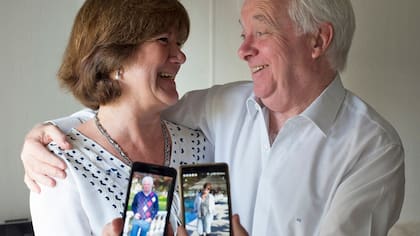 Irene Castresana Florit y Joaquín Cortina, 68 y 63 años. Ambos navegaron por varios portales de citas hasta que se conocieron, hace cuatro años, por Badoo. Del chat al encuentro cara a cara pasaron apenas unos días