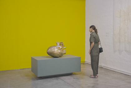 Irene Gelfman, curadora de Pinta Global, y una obra de Joaquín Sánchez en la muestra Colección Mendonca "El país de las mujeres", curada por Adriana Almada