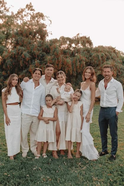 Irene, Giuliano, Gianluca, Eva, Faustino, Carla y Diego. Abajo, Valentina y Francesca