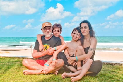 Irene, junto a su marido y sus hijos.