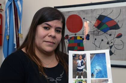 Irene Lugo (32) muestra una foto de Keila (7)