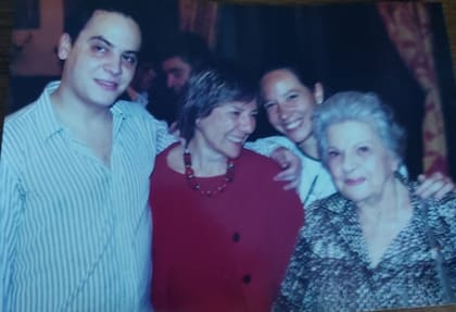 Irene Spainer, junto con su hija y sus nietos en un reconocimiento en la embajada de Francia