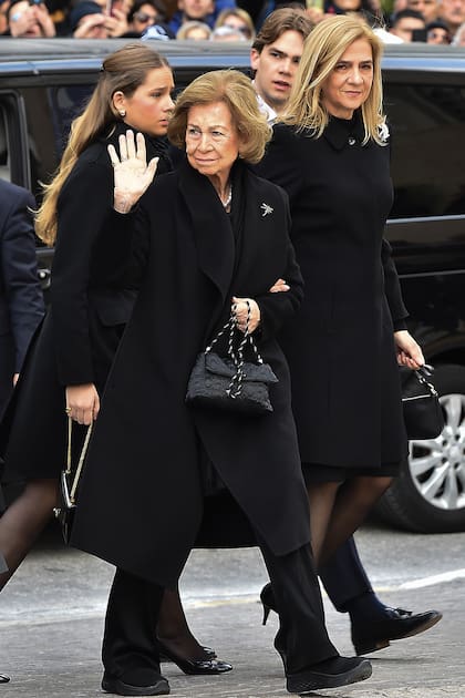 Irene Urdangarin, la reina
Sofía, Miguel Urdangarin y la infanta
Cristina arriban a Atenas para la
ceremonia fúnebre