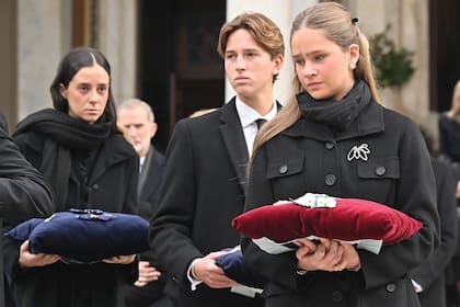 Irene Urdangarin,
su hermano Miguel y su prima
Victoria Federica de Marichalar
fueron los encargados de llevar las
condecoraciones de la hermana de
la reina Sofía