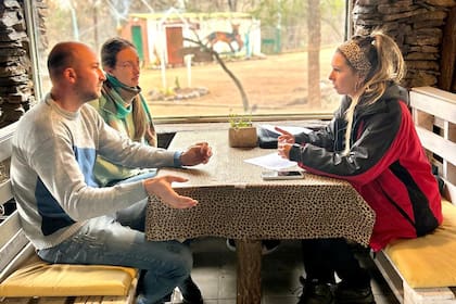 Irene Villegas con productores que buscan asistencia para mantener a los pumas alejados de la hacienda