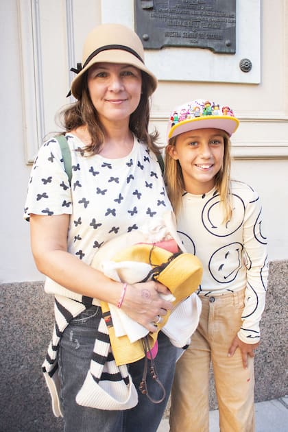 Irene y su hija Dora con un sombrero hecho de legos por ella misma