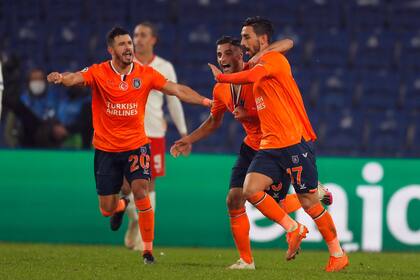 Irfan Kahveci celebra con sus compañeros de Istambul Basaksehir uno de su goles en el partido ante Red Bull Leipzig, por la Champions League. Los turcos, de todas formas, cayeron por 4-3.