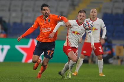 Irfan Kahveci, goleador de Istambul Basaksehir, disputa la pelota con el español Dani Olmo durante el partido entre los turcos y Red Bull Leipzig, de Alemania.