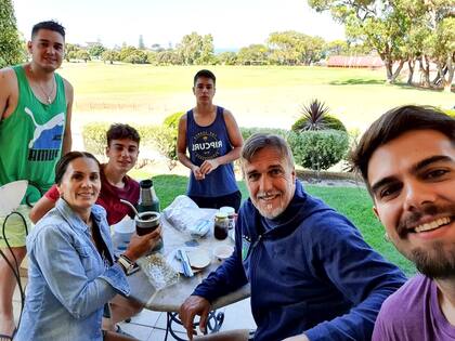 Irina, Gabriel y los Batistuta, una imagen de hace algunos años; orgulloso de sus cuatro hijos varones, Lucas, Shamel, Joaquín y Thiago
