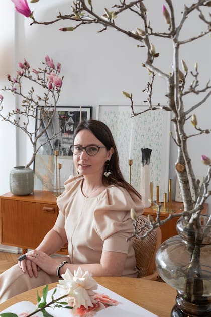 Irina Khatsernova en el living de su departamento en Buenos Aires, a donde llegó en marzo de 2014.