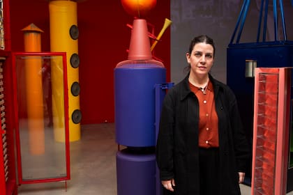 Irina Kirchuk con su instalación en la muestra Cien caminos en un solo día, en el Moderno